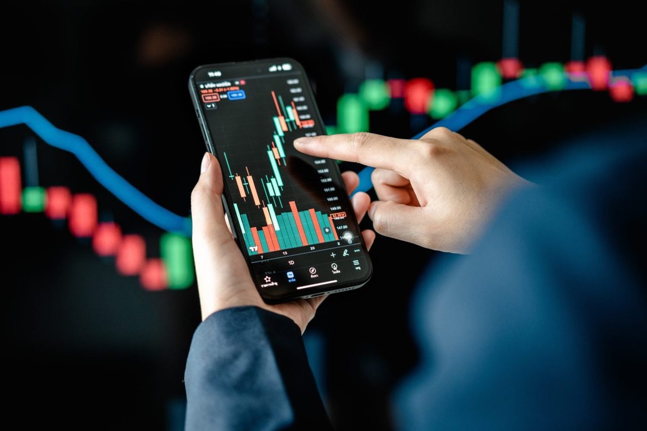 Webull Rockets 13% on Record Quarter as Day-Trader Rule Change Fuels Volume; Robinhood Holds Steady