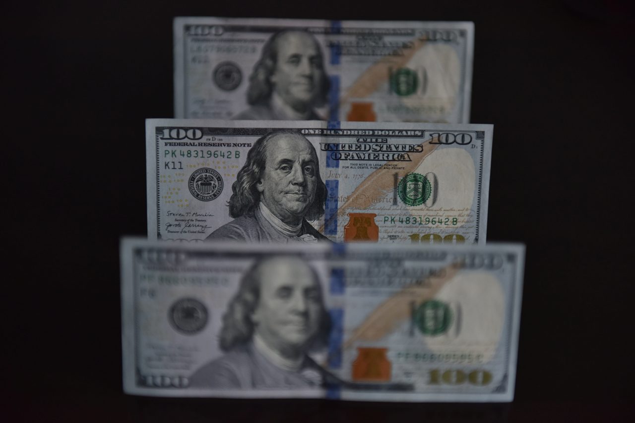The US dollar is caught between 2 competing forces