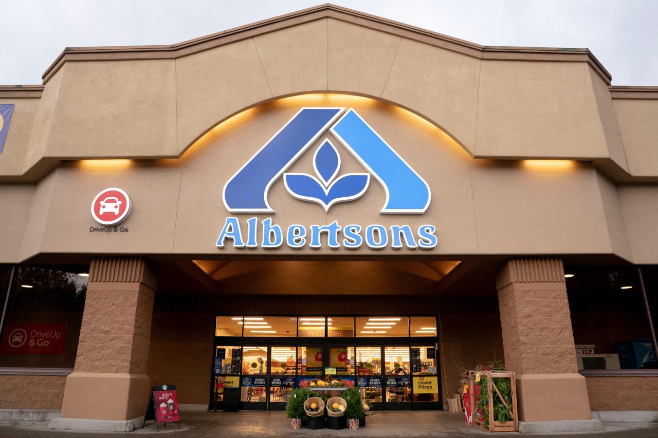 Albertsons stock plunges as it says weaker grocery spending will cut into sales and earnings