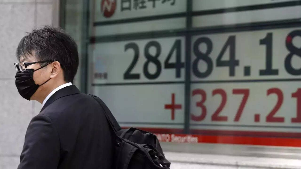 Asian stocks fall as $100 oil and tech selloff hit sentiment