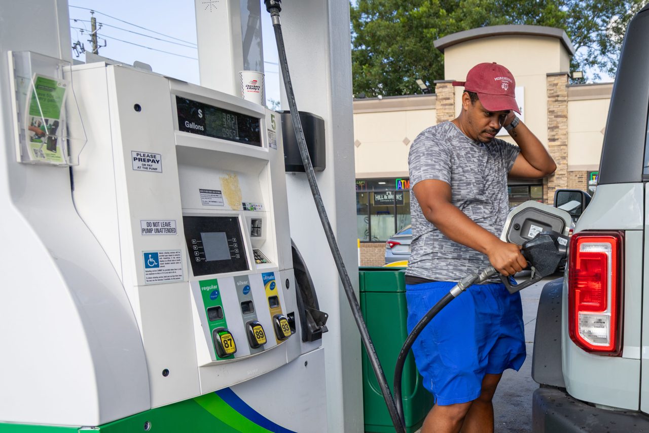 US consumers sour on economy as inflation concerns remain in focus, UMich survey says
