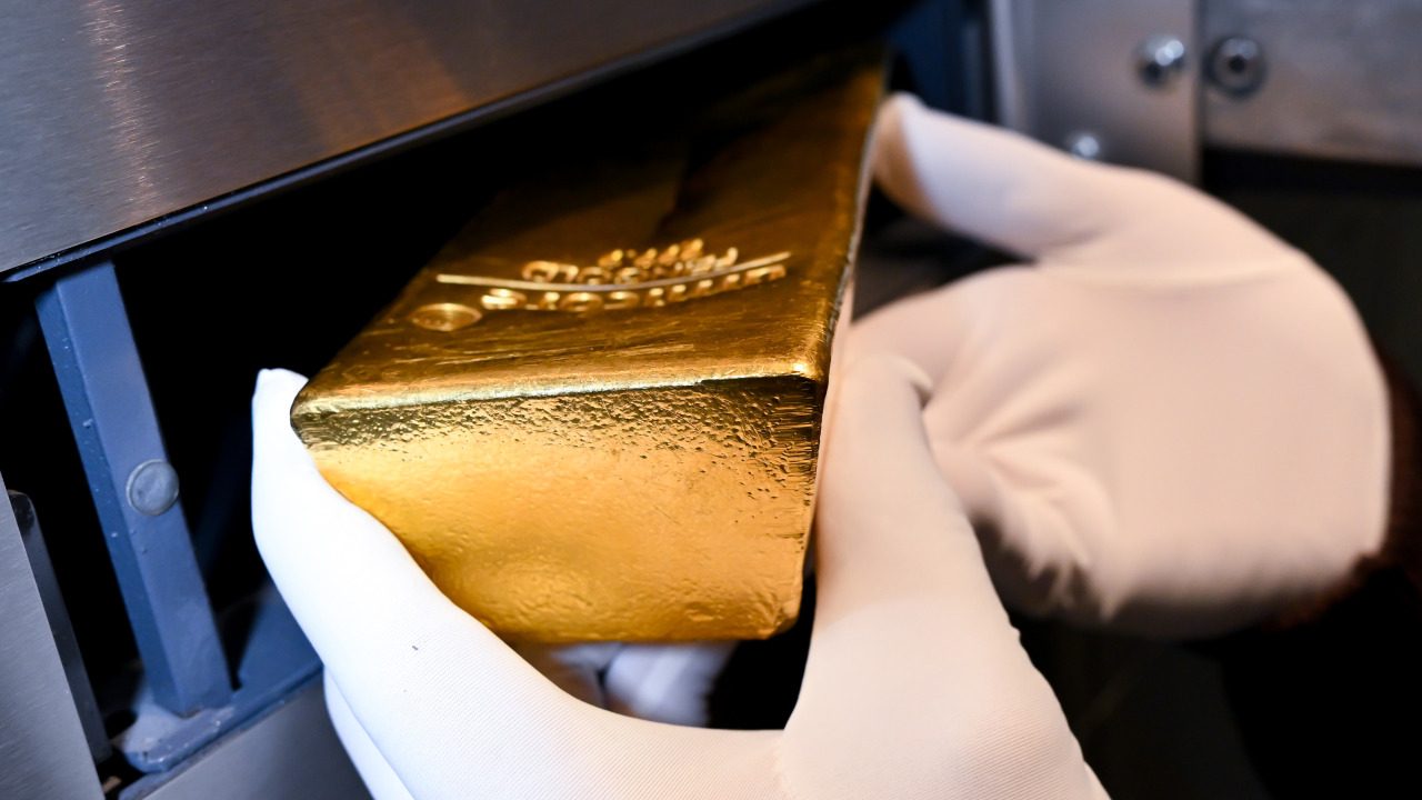 New surveys show central banks are ditching the dollar and buying more gold instead — should you follow along?