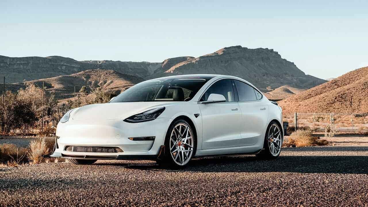 Execution Issues and a Huge Valuation Make Tesla Stock Unattractive