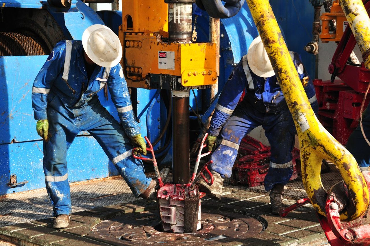 Chevron vs. ExxonMobil: Which Dividend Compounds Better Over the Next 10 Years?