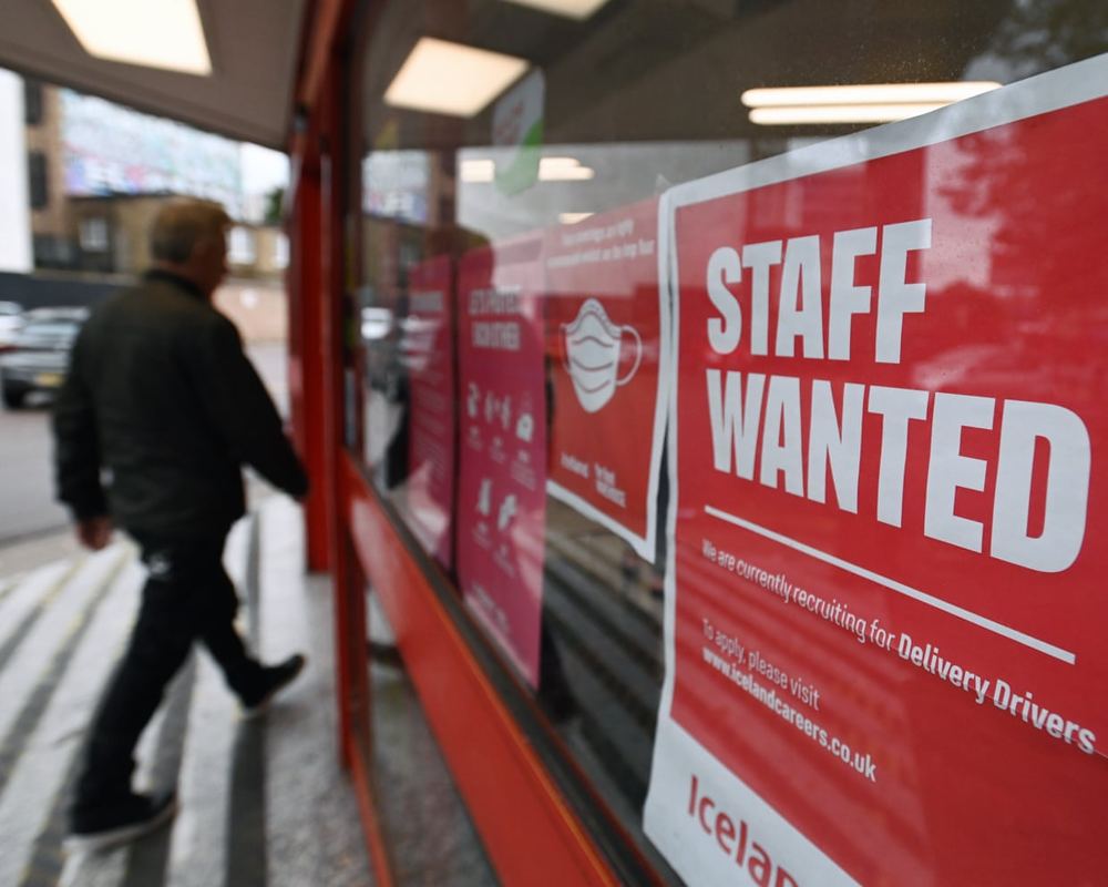 UK job vacancies fall to 712,000 as private sector wage growth cools