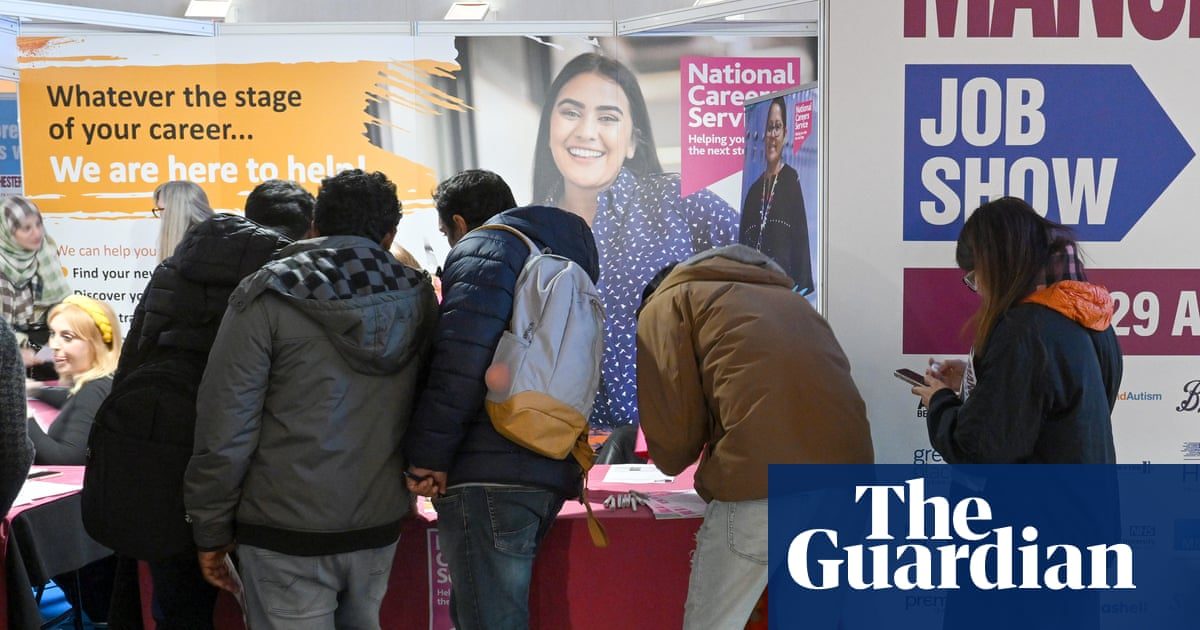 Youth unemployment in UK falls below 1 million