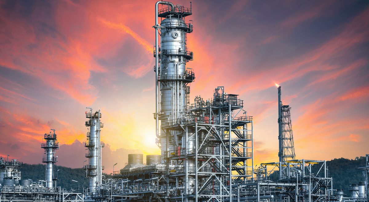 Oil Holds Gains as Hormuz Risks Continue to Support Crude Prices