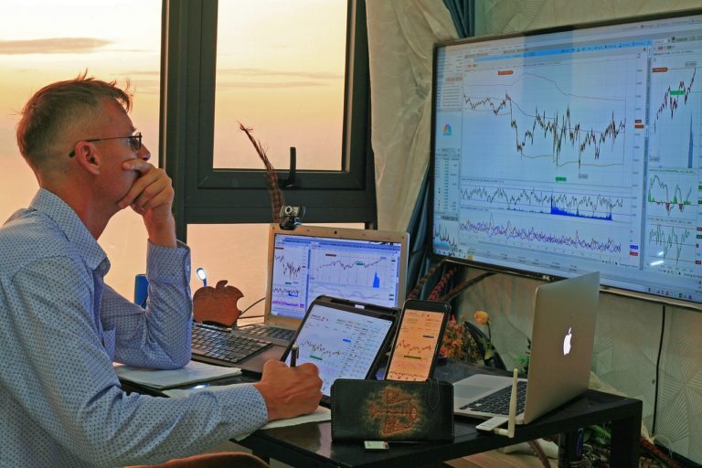 Oracle vs Amazon: Wall Street Strategist Picks the AI Trade’s Winner and Loser