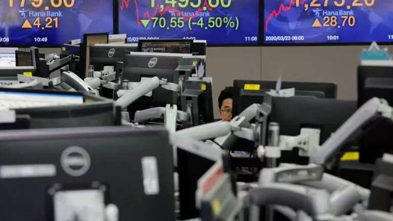South Korean shares turn lower as chipmakers fall ahead of earnings
