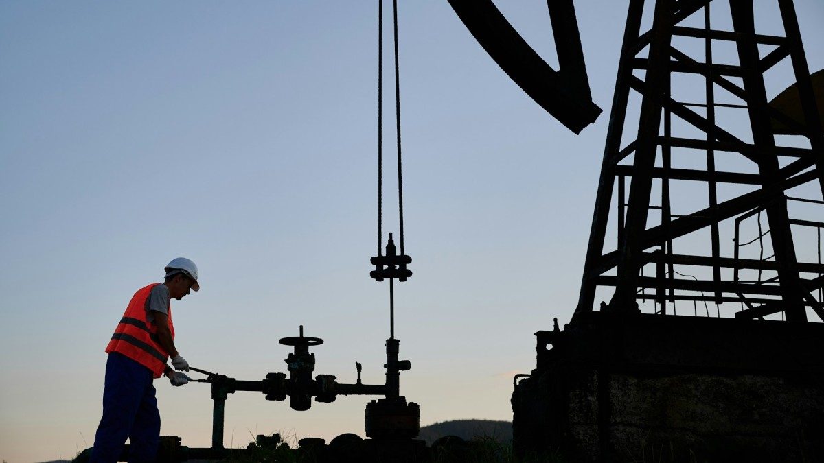 Merger-driven job cuts reshape US oil sector as output surges