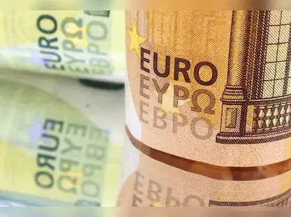 Euro zone bonds little changed as oil prices steady