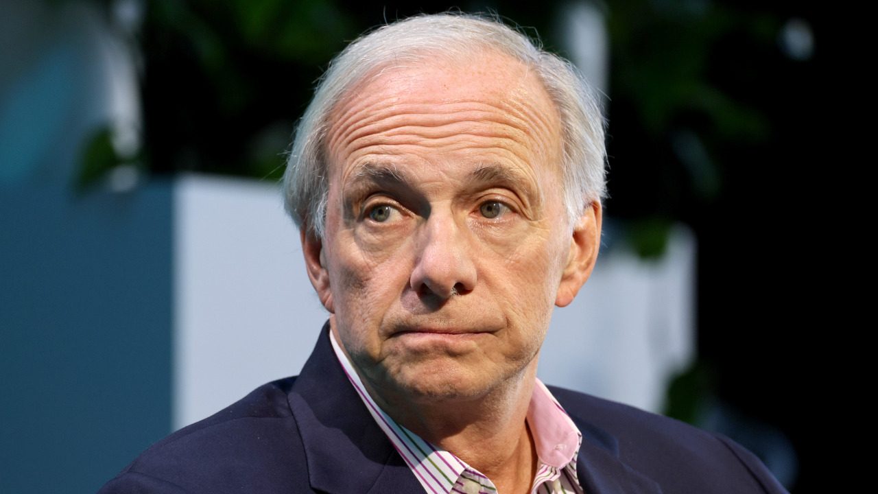 Ray Dalio sees the ‘classic signs’ of a bubble with AI, says the stock market looks like the run-up to 1929 or 2000
