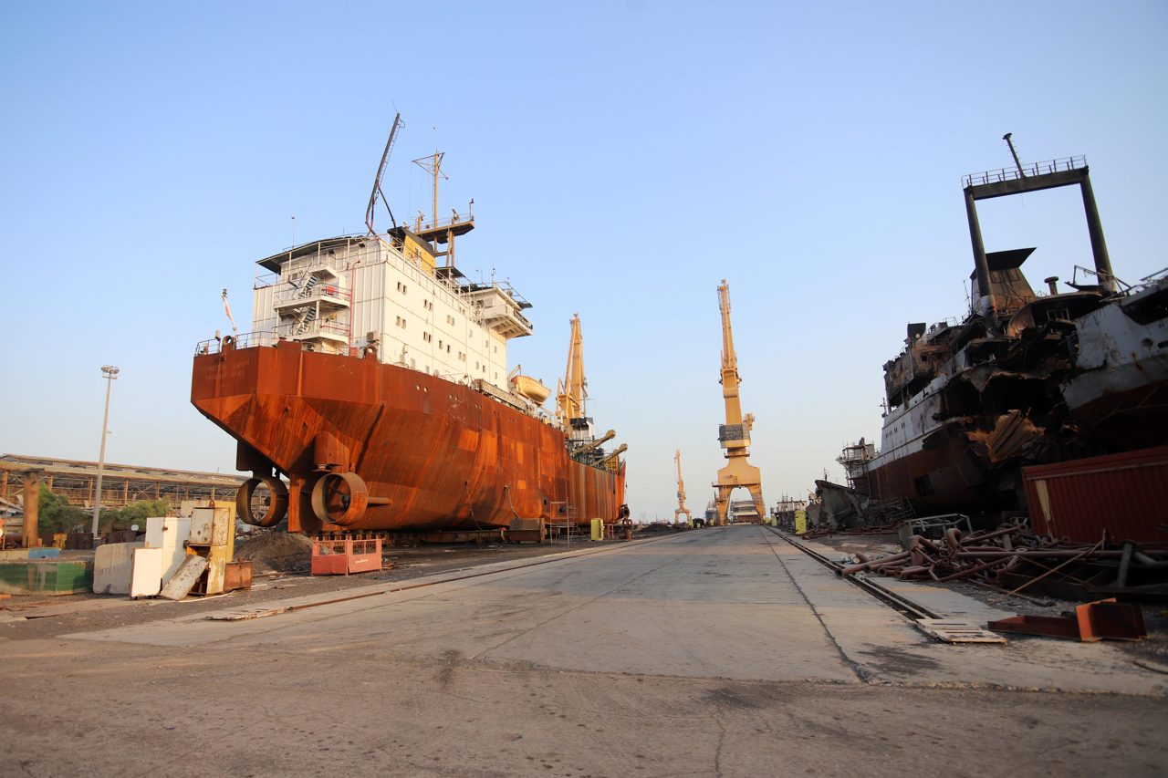 U.S. strikes Iran and Houthis threaten Saudi Arabia shipping as mediators push 10-day ceasefire