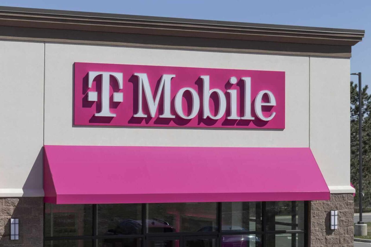 How T-Mobile Stock Could Win as SpaceX Expands Its Wireless Business