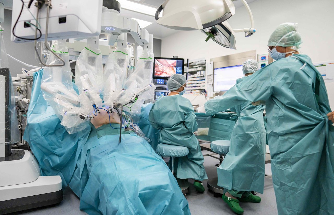 Intuitive Surgical Plunges 14% on Unchanged da Vinci Forecast