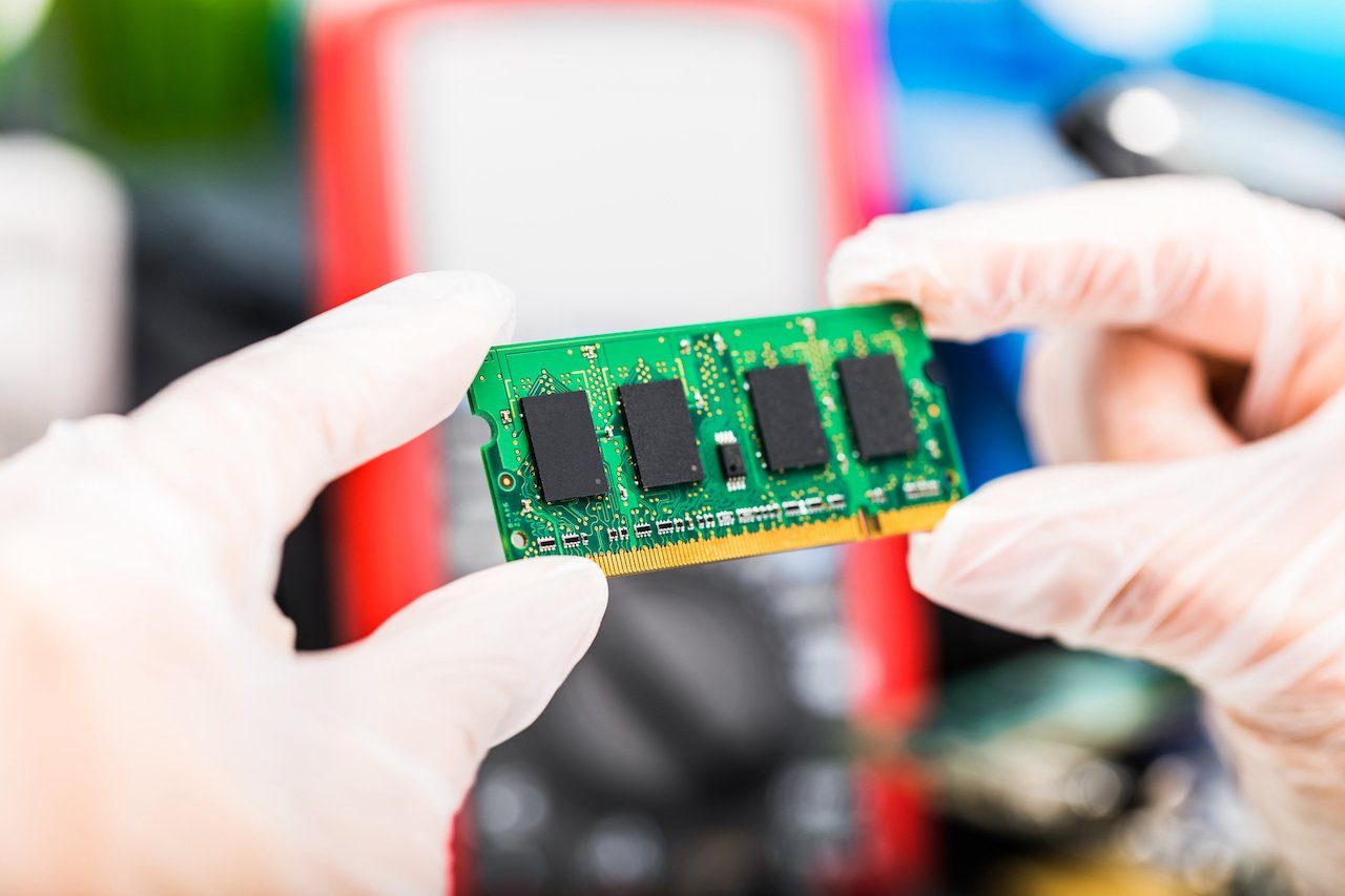 Departing Apple CEO Tim Cook Just Gave Memory Stocks Good News