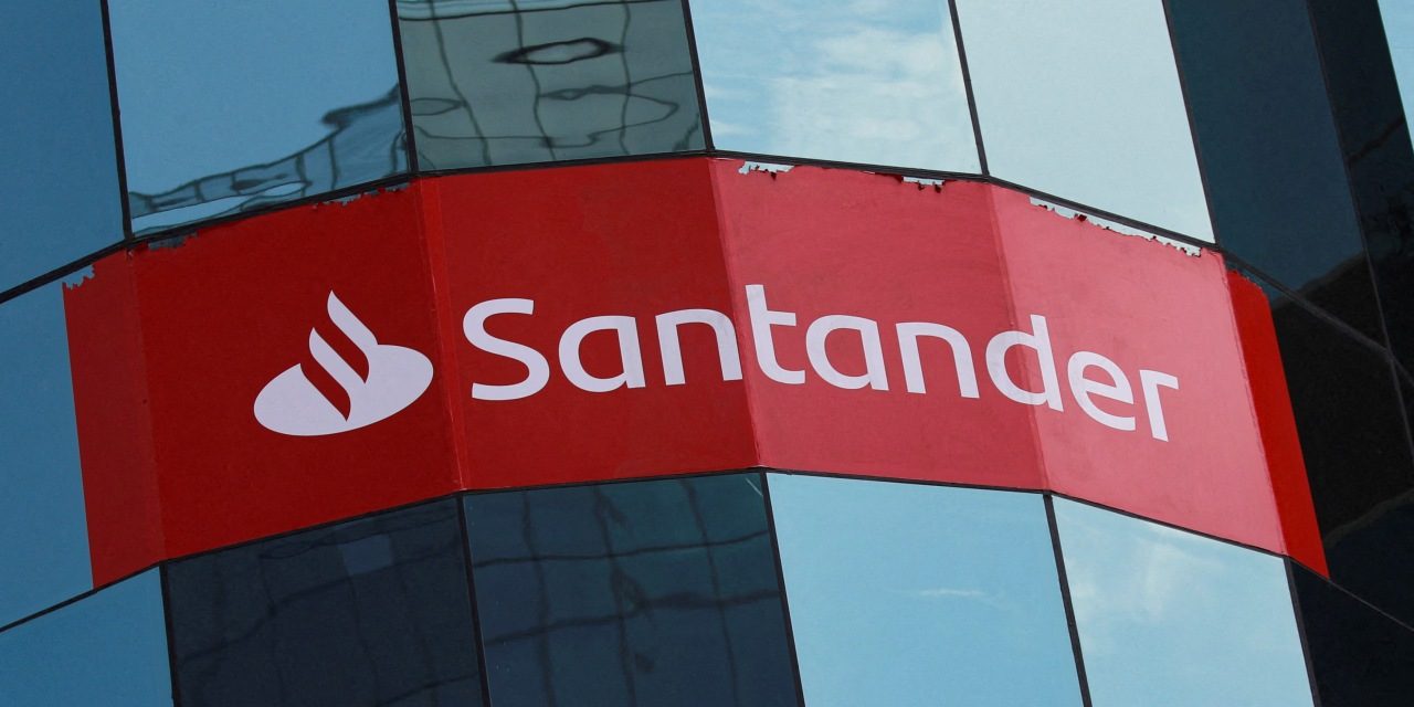 Santander Sees Targets on Track After Customer Gains, Lending Boost Profit
