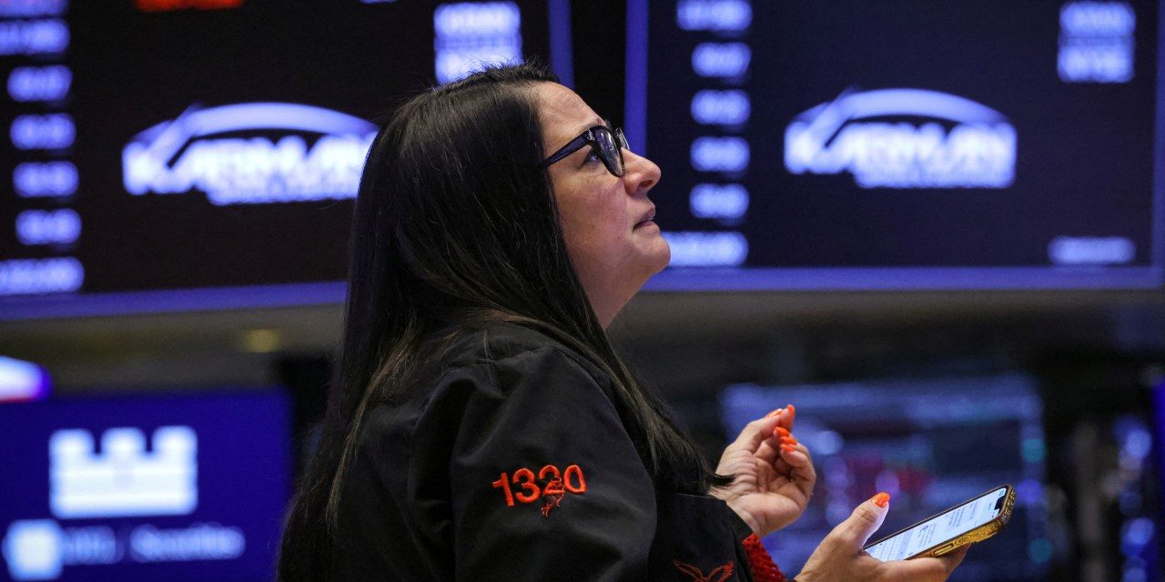 U.S. Stocks Climb as Bond Yields Dive