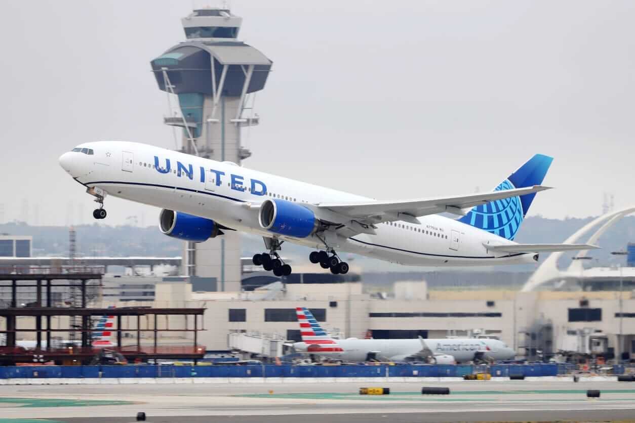UAL Stock Slides as Fuel Costs Weigh on United Airlines