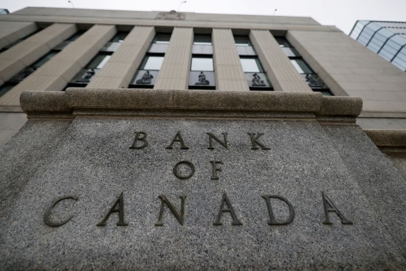 Bank of Canada holds rates, says economy is growing again