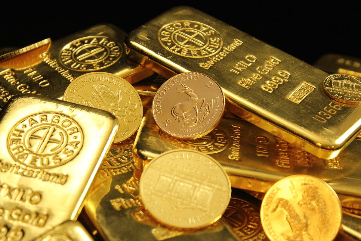 Gold holds close to seven-week peak as markets assess Iran risks and Fed outlook