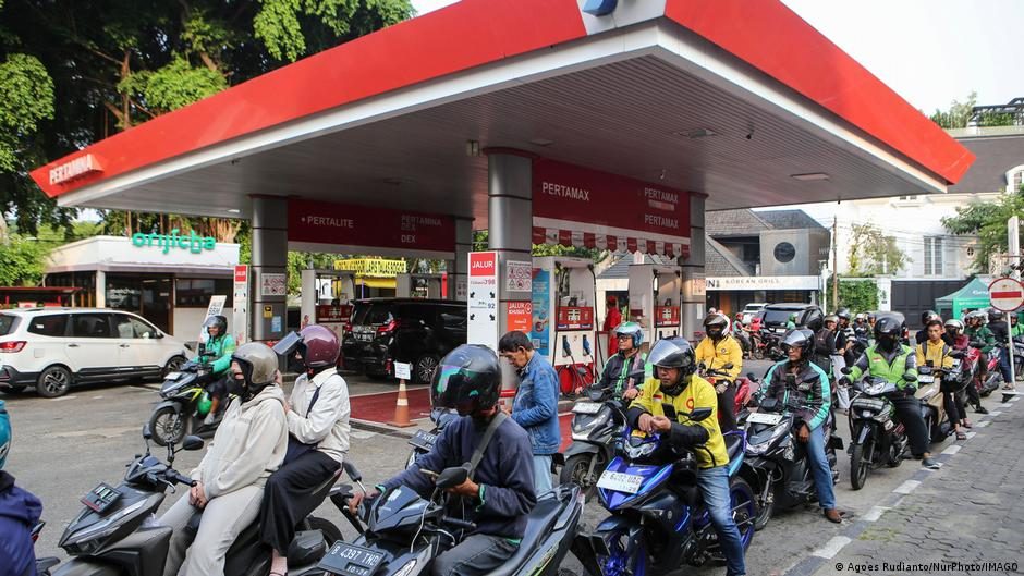 Oil prices jump as Hormuz, Red Sea crises deepen