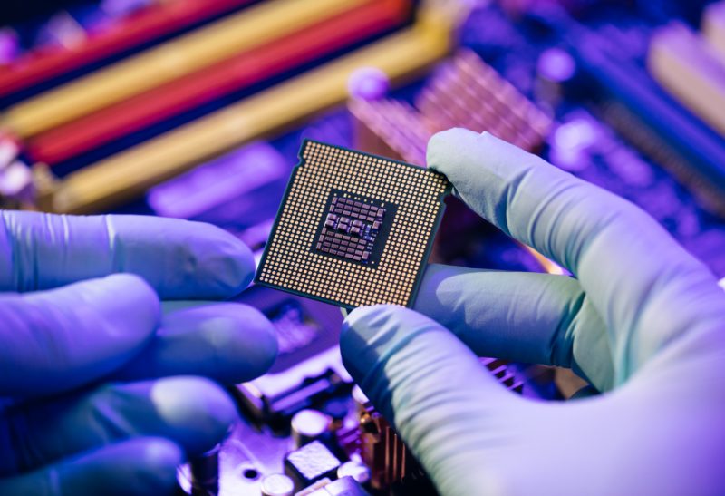 Investors Pour $25B Into Chip ETFs Amid 40% Memory Fund Plunge