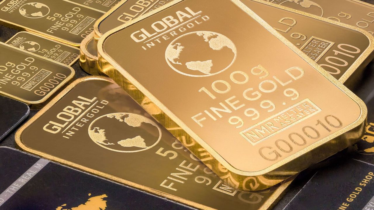 MCX gold and silver fall as Middle East conflict fuels Fed rate fears