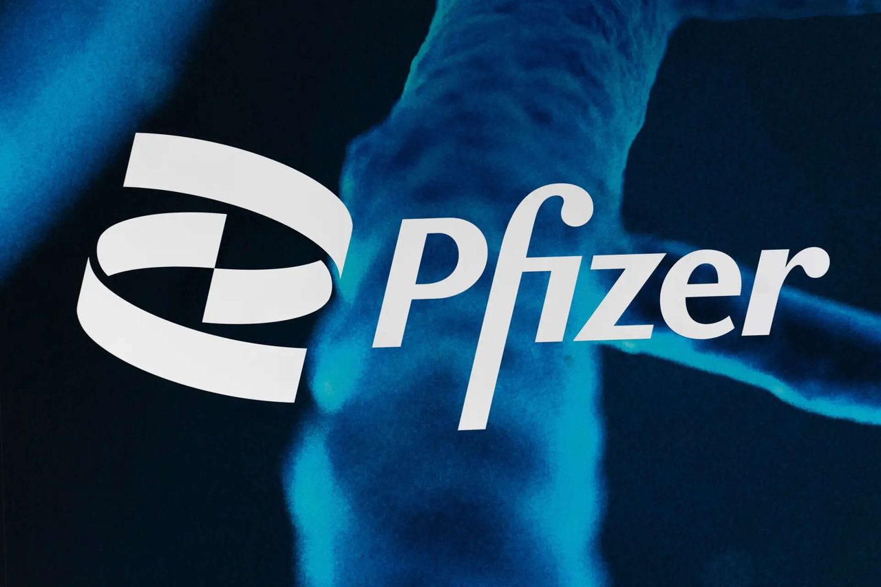 Drugmaker Pfizer beats earnings estimates, targets $2.5 billion in additional cost cuts