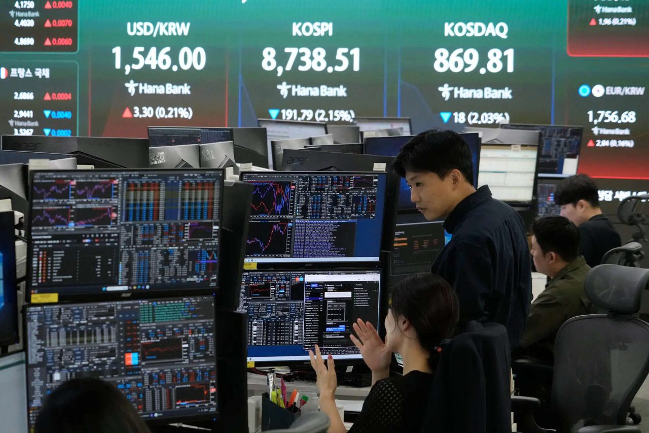 Global Market Today: Asian stocks dip with AI in focus, oil declines