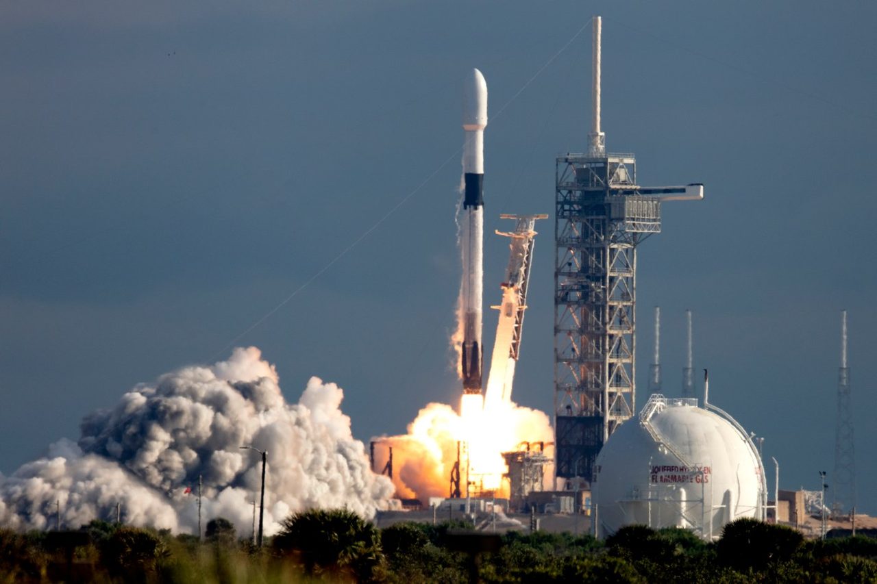 SpaceX Stock Is Down 50% From Its Peak. Here's 1 Reason to Buy the Dip, and 1 Reason to Run for the Hills.