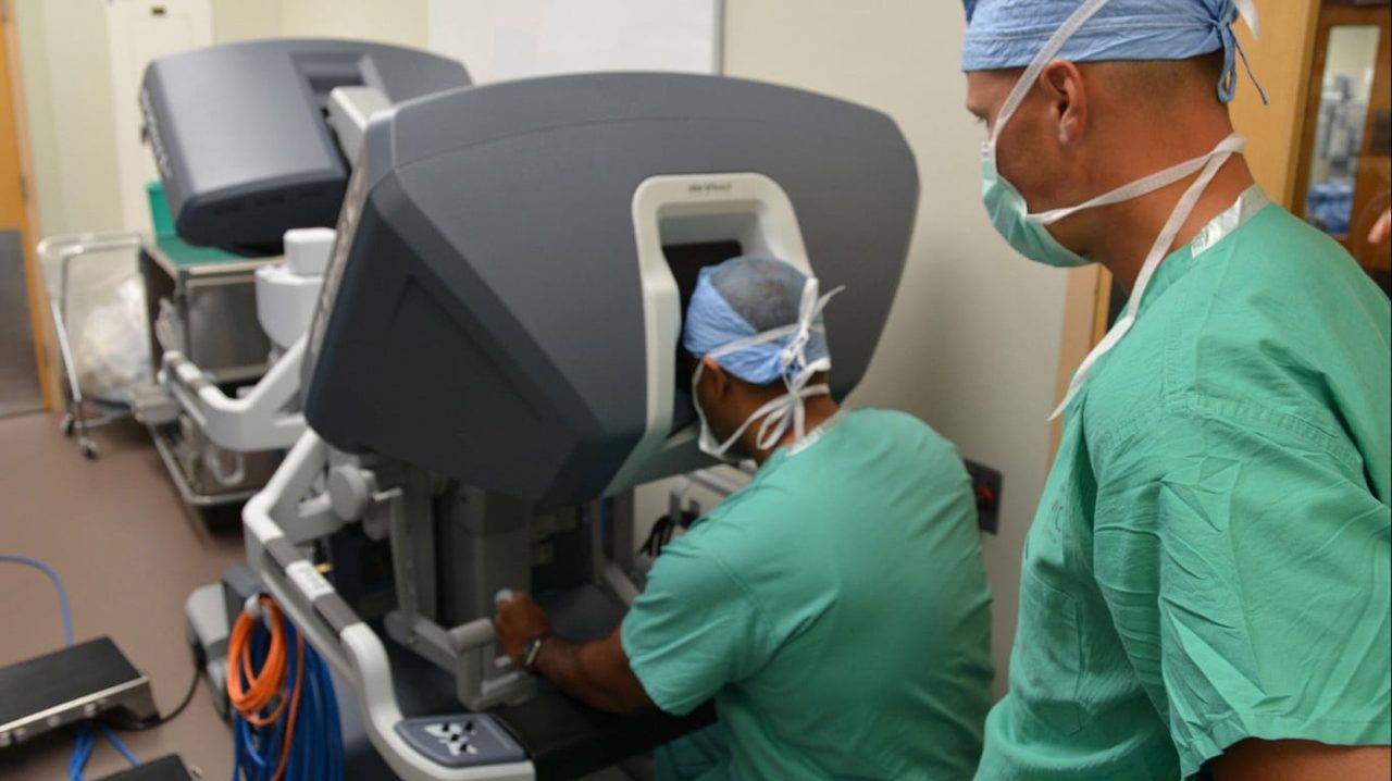 The Robotic Surgery Leader: Intuitive Surgical Slides Further But One Wall Street Bull Pegs Returns at 85%